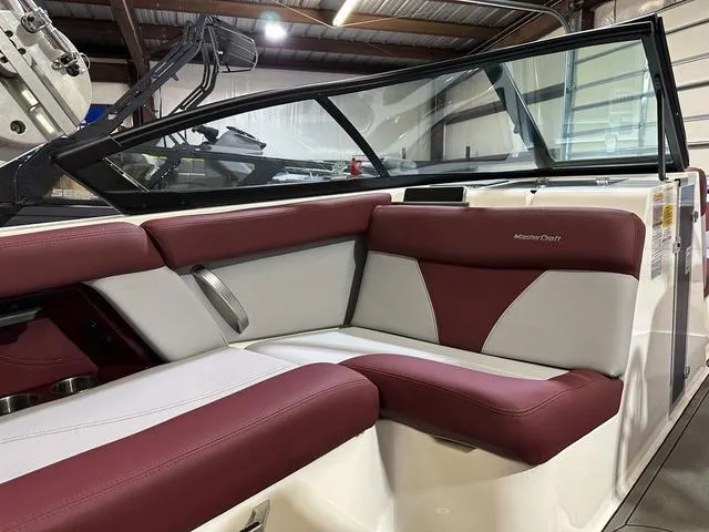 Slide: The Image of MasterCraft XT20 2022 - 19