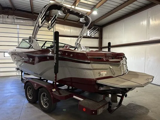 Slide: The Image of MasterCraft XT20 2022 - 8