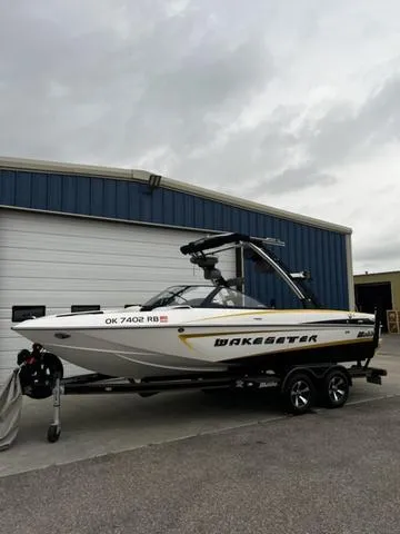 Slide: The Image of Malibu Wakesetter 21 VLX 2014 - 2