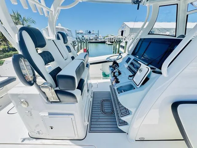 Slide: The Image of Tidewater 320 CC Adventure 2022 - 14