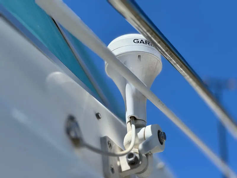 Slide: The Image of Close-up of Garmin antenna on 2004 Maxum 2500 SE boat against clear blue sky. - 12