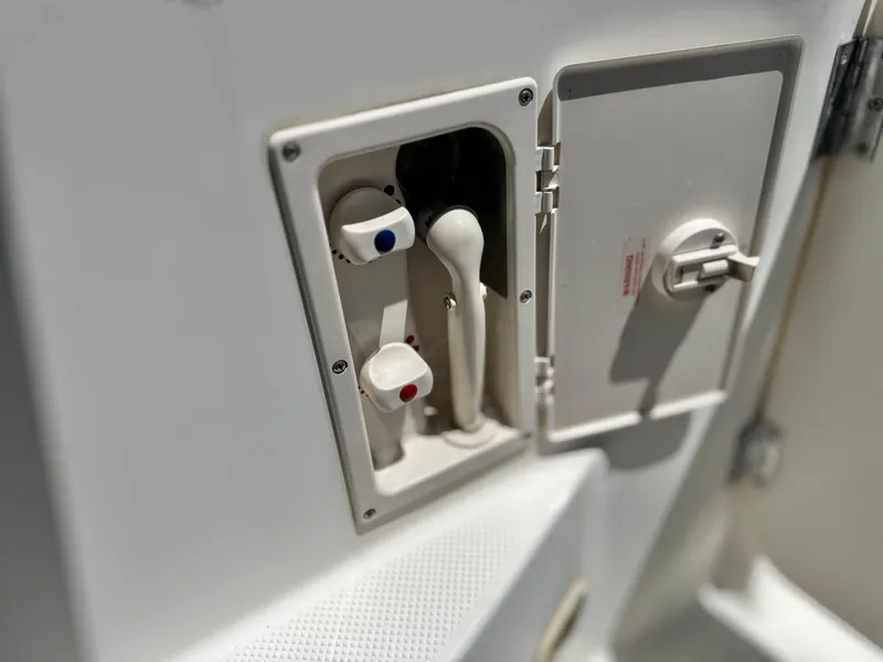 Slide: The Image of Control panel on a 2004 Maxum 2500 SE boat, featuring knobs and a lever. - 21