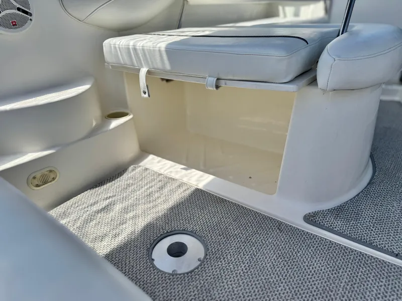 Slide: The Image of 2004 Maxum 2500 SE boat interior with seating and storage compartment. - 40
