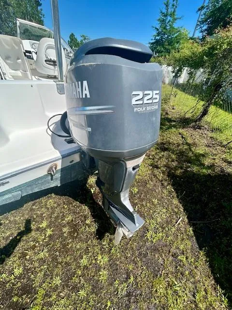 Slide: The Image of 2009 Edgewater 20 CX boat with Yamaha 225 four-stroke outboard motor. - 7