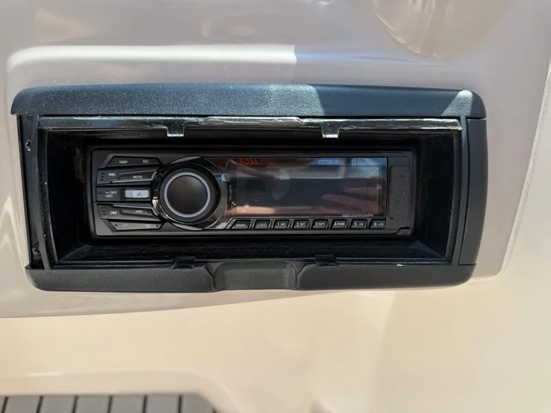 Slide: The Image of 2004 Rinker Captiva boat stereo system with control panel and display. - 17