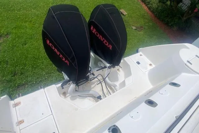 Slide: The Image of Boston Whaler 28 Conquest 2001 with dual Honda outboard motors, viewed from above. - 47