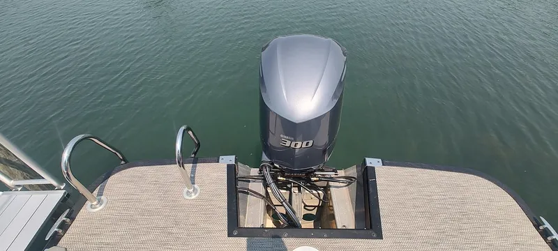 Slide: The Image of 2021 Bennington RX 25 RXFBA boat with powerful 300 HP outboard motor on water. - 11