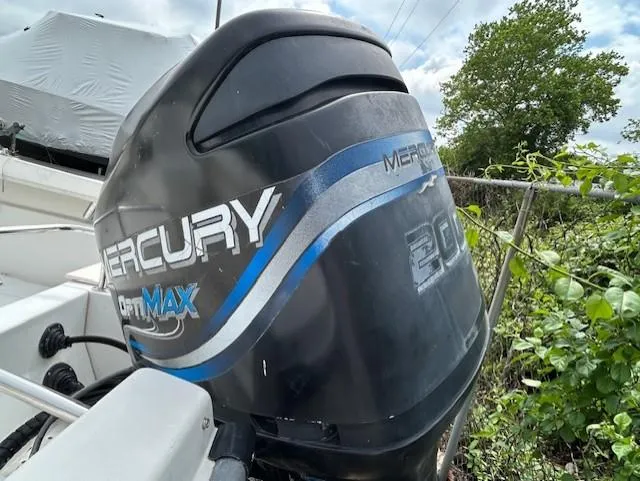 Slide: The Image of 1999 Boston Whaler 20 Ventura Bowrider with Mercury OptiMax engine, outdoor setting. - 3