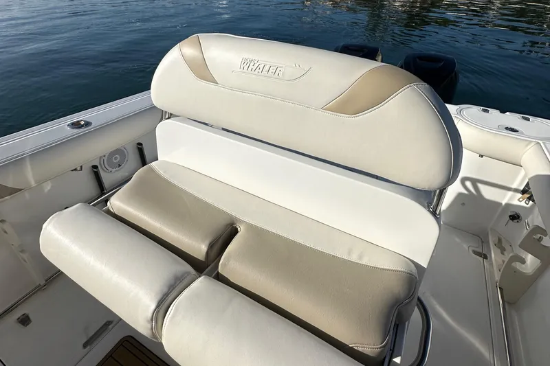 Slide: The Image of Boston Whaler 270 Outrage 2004 boat seat with beige and white upholstery. - 15