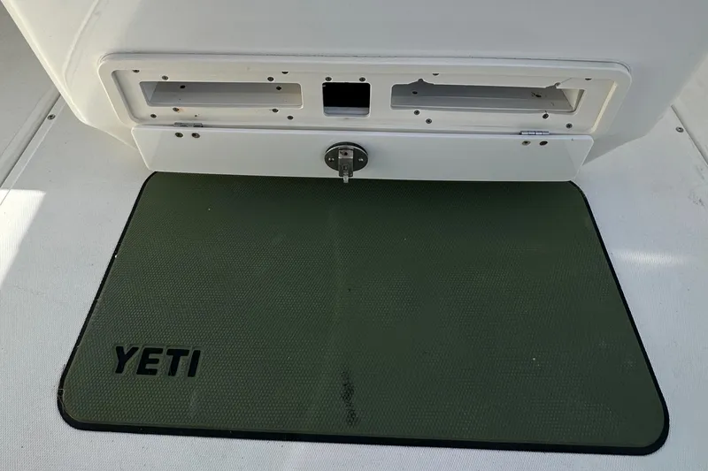 Slide: The Image of Boston Whaler 270 Outrage 2004 boat deck with Yeti mat. - 38