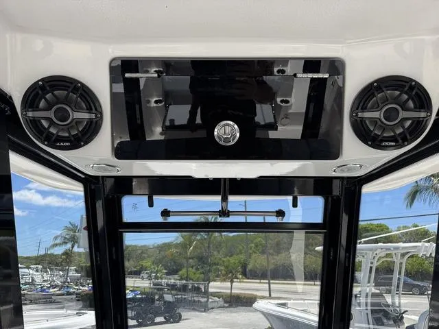 Slide: The Image of Robalo R270 Center Console 2025 - 10