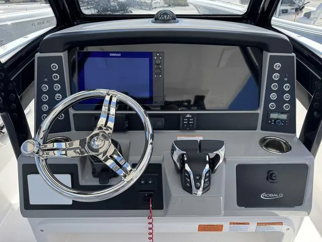 Slide: The Image of Robalo R270 Center Console 2025 - 11