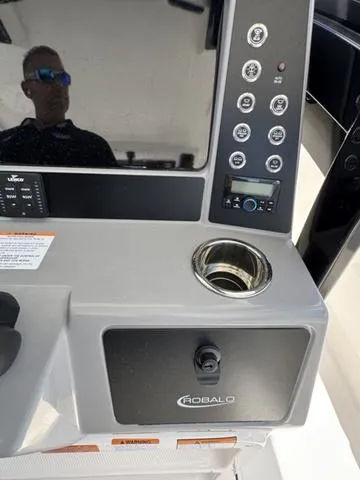 Slide: The Image of Robalo R270 Center Console 2025 - 14