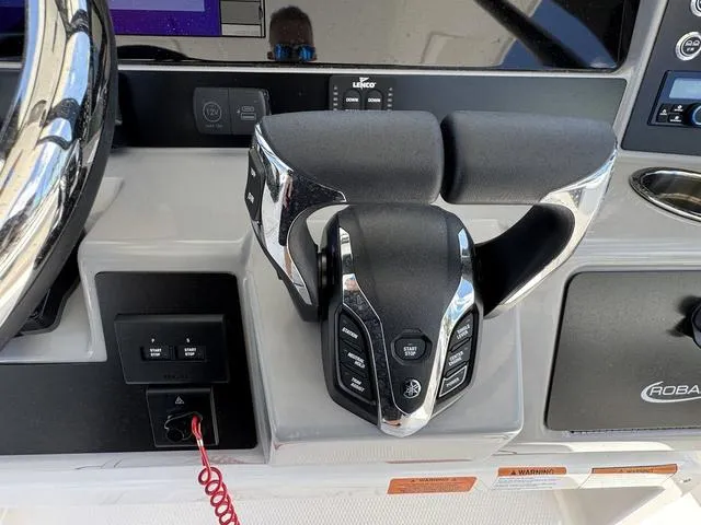 Slide: The Image of Robalo R270 Center Console 2025 - 15