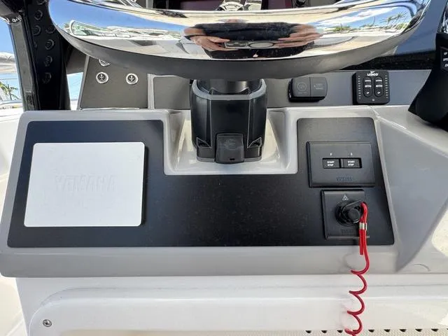 Slide: The Image of Robalo R270 Center Console 2025 - 16