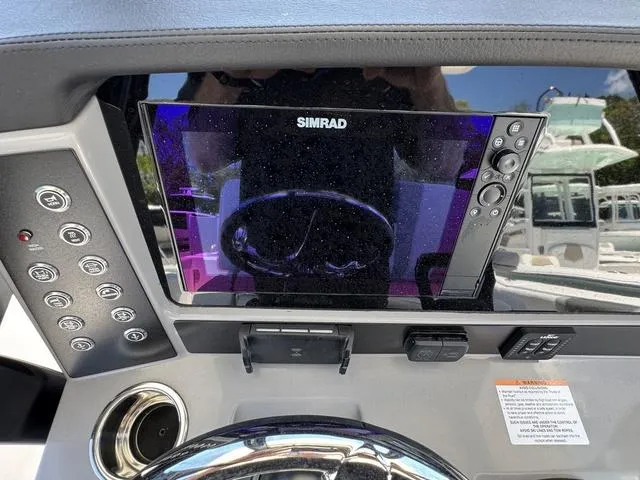 Slide: The Image of Robalo R270 Center Console 2025 - 18