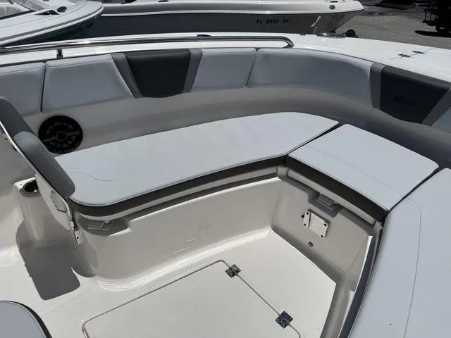 Slide: The Image of Robalo R270 Center Console 2025 - 23