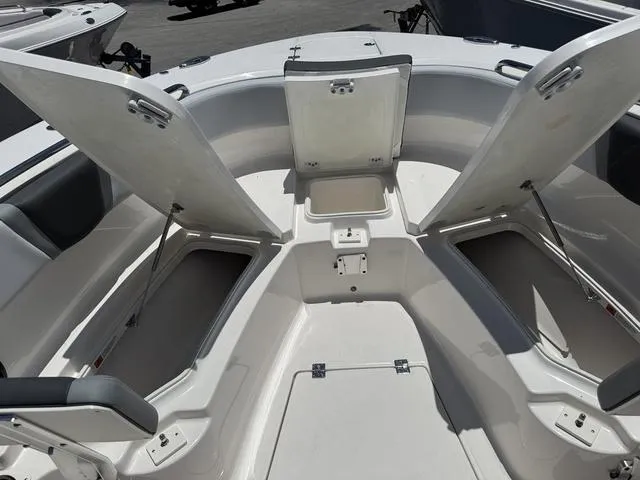Slide: The Image of Robalo R270 Center Console 2025 - 24