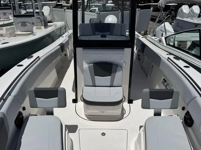 Slide: The Image of Robalo R270 Center Console 2025 - 28