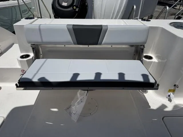 Slide: The Image of Robalo R270 Center Console 2025 - 7