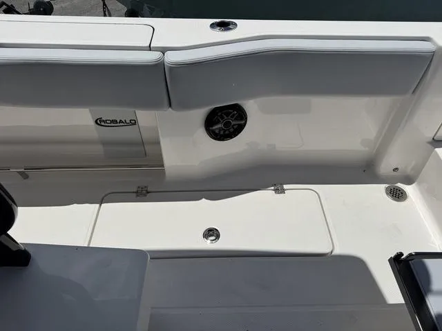 Slide: The Image of Robalo R270 Center Console 2025 - 8