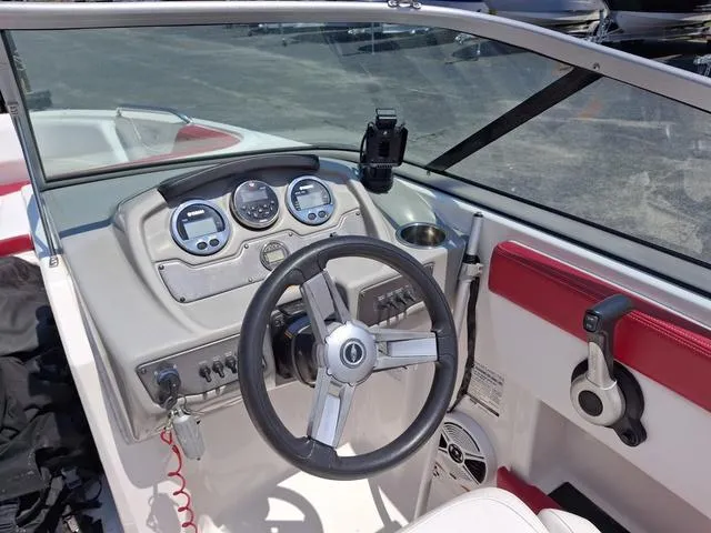 Slide: The Image of Chaparral 21 H2O Sport 2018 - 7