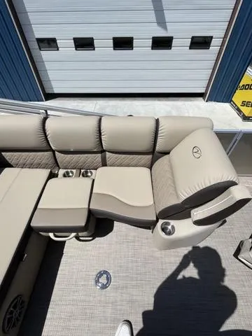 Slide: The Image of Veranda VP22VLB Luxury Tri-Toon 250hp SHO 2023 - 12