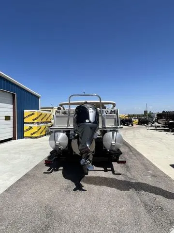 Slide: The Image of Veranda VP22VLB Luxury Tri-Toon 250hp SHO 2023 - 6