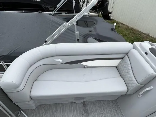 Slide: The Image of Bennington 16 SL 2023 - 8