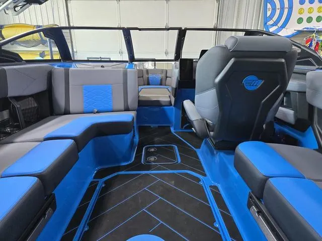 Slide: The Image of Malibu Wakesetter 23 LSV 2025 - 15