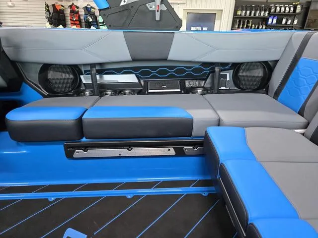 Slide: The Image of Malibu Wakesetter 23 LSV 2025 - 17