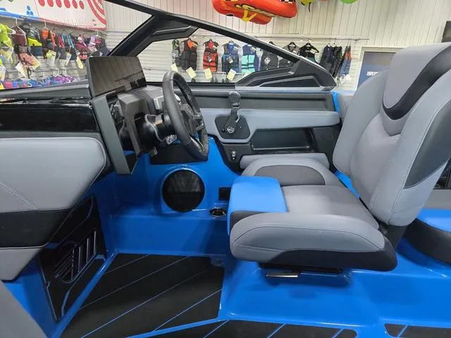 Slide: The Image of Malibu Wakesetter 23 LSV 2025 - 25