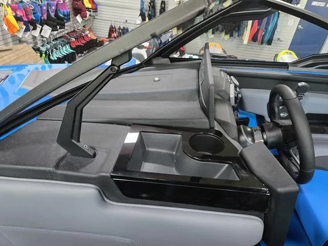 Slide: The Image of Malibu Wakesetter 23 LSV 2025 - 32