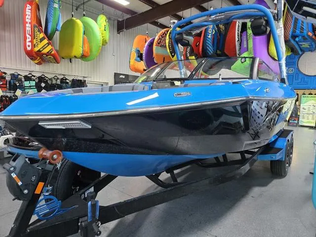 Slide: The Image of Malibu Wakesetter 23 LSV 2025 - 9