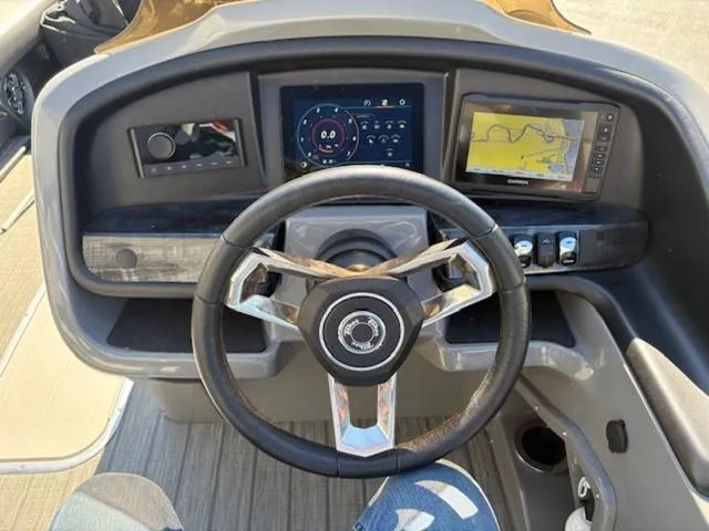 Slide: The Image of Tahoe Cascade Versatile Rear Bench 25 FT 2022 - 11