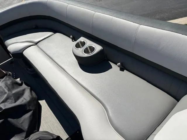 Slide: The Image of Tahoe Cascade Versatile Rear Bench 25 FT 2022 - 12