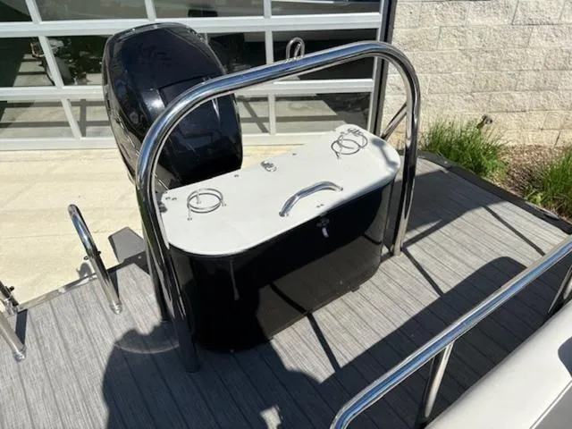 Slide: The Image of Tahoe Cascade Versatile Rear Bench 25 FT 2022 - 13