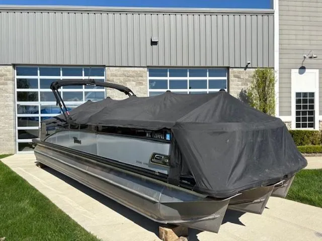 Slide: The Image of Tahoe Cascade Versatile Rear Bench 25 FT 2022 - 15