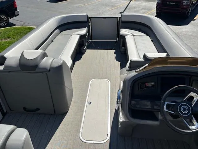 Slide: The Image of Tahoe Cascade Versatile Rear Bench 25 FT 2022 - 4