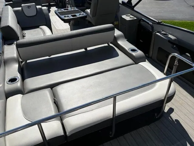 Slide: The Image of Tahoe Cascade Versatile Rear Bench 25 FT 2022 - 5