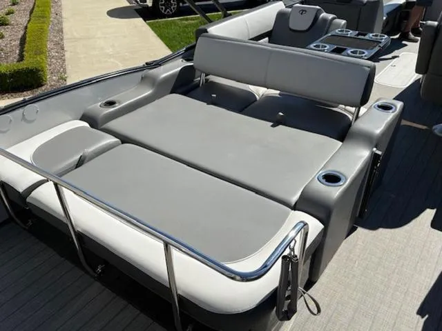 Slide: The Image of Tahoe Cascade Versatile Rear Bench 25 FT 2022 - 6