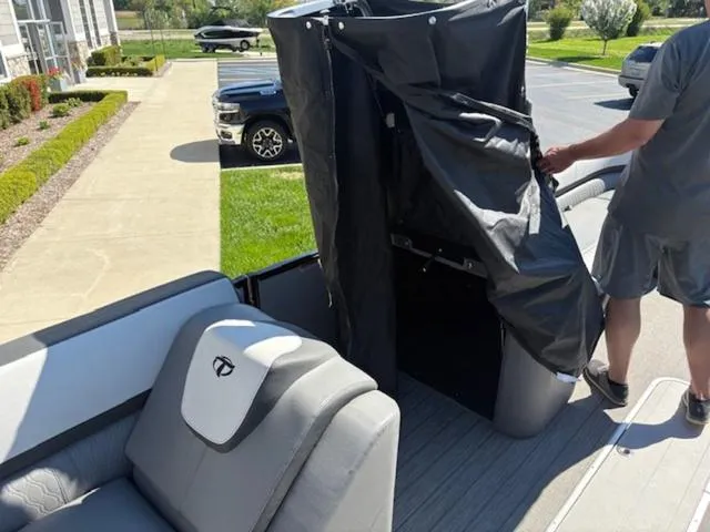 Slide: The Image of Tahoe Cascade Versatile Rear Bench 25 FT 2022 - 7