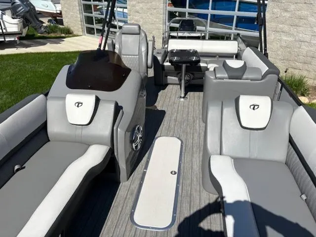 Slide: The Image of Tahoe Cascade Versatile Rear Bench 25 FT 2022 - 8