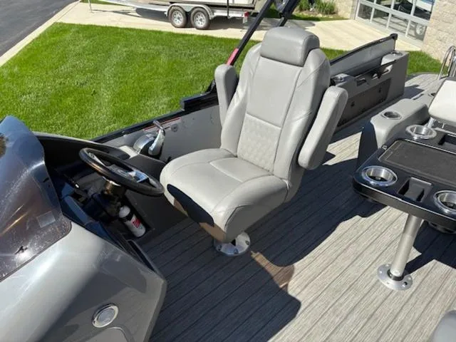 Slide: The Image of Tahoe Cascade Versatile Rear Bench 25 FT 2022 - 9