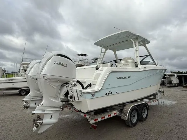 Slide: The Image of World Cat 260 DC-X (Dual Console) 2025 - 6