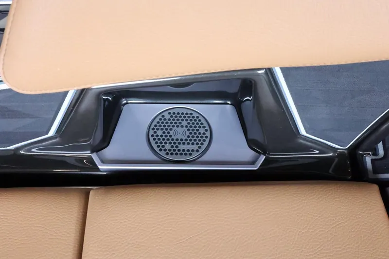 Slide: The Image of Tigé Ultré 25ZX 2025 - 50