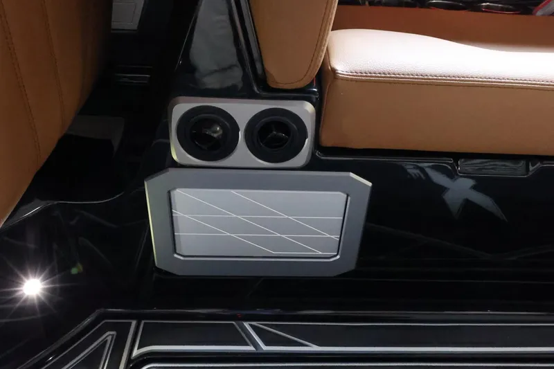 Slide: The Image of Tigé Ultré 25ZX 2025 - 52