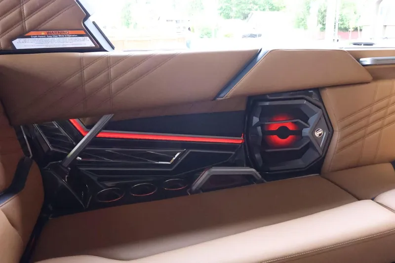 Slide: The Image of Tigé Ultré 25ZX 2025 - 53