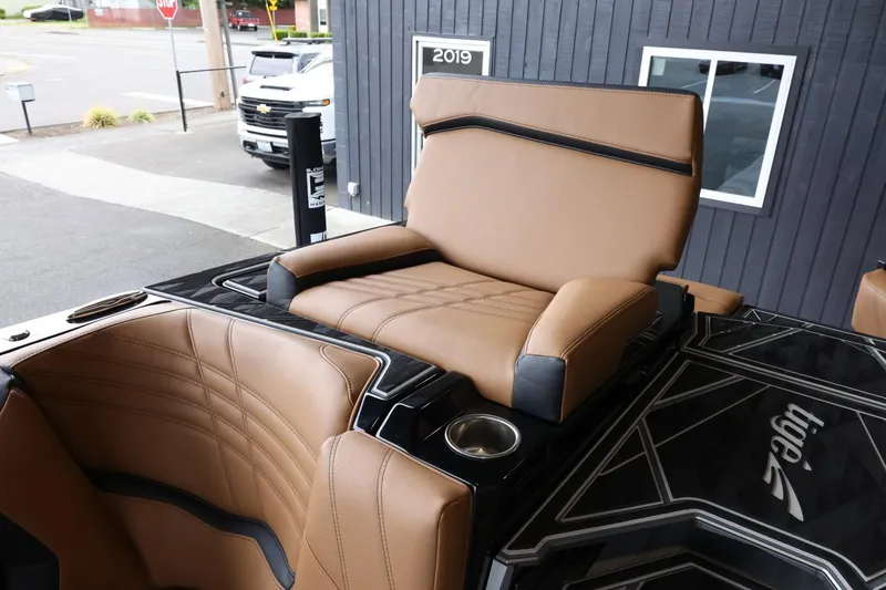 Slide: The Image of Tigé Ultré 25ZX 2025 - 62