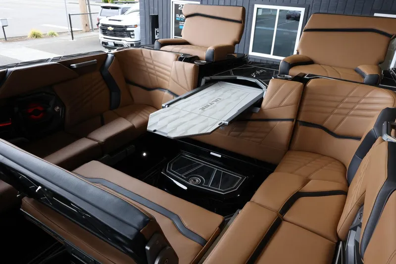 Slide: The Image of Tigé Ultré 25ZX 2025 - 64